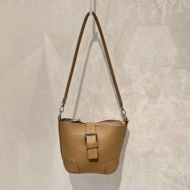 ポシェット 上品な型押しレザー小さめショルダーバッグ