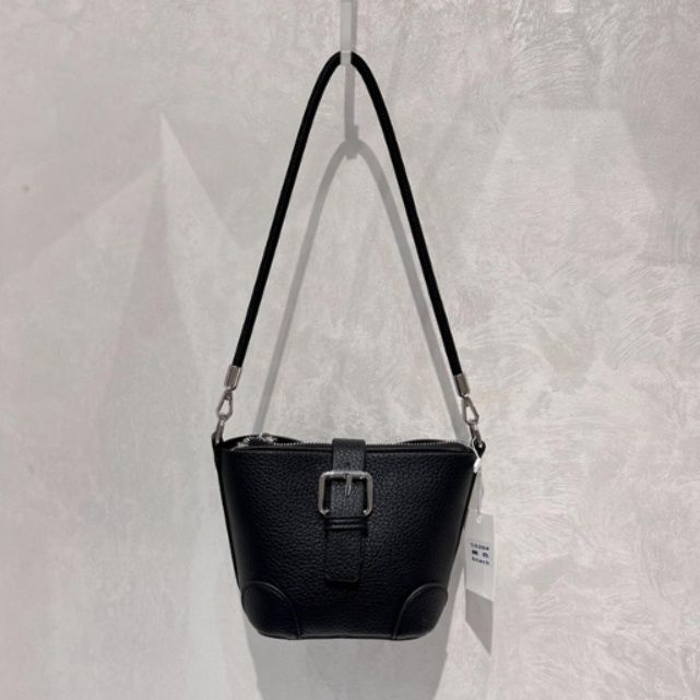 ポシェット 上品な型押しレザー小さめショルダーバッグ