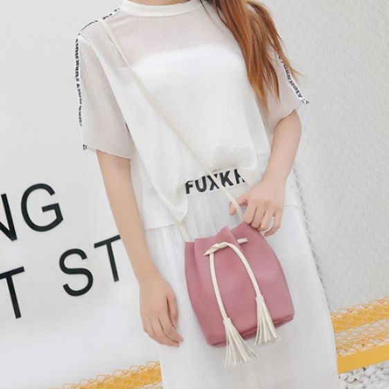 ポシェット 房飾り付き巾着型ミニバッグ