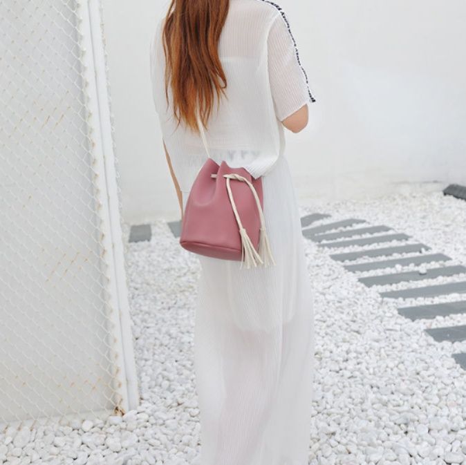 ポシェット 房飾り付き巾着型ミニバッグ