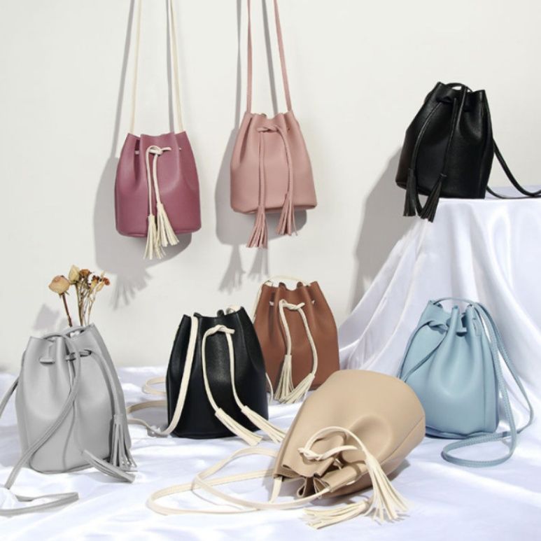 ポシェット 房飾り付き巾着型ミニバッグ