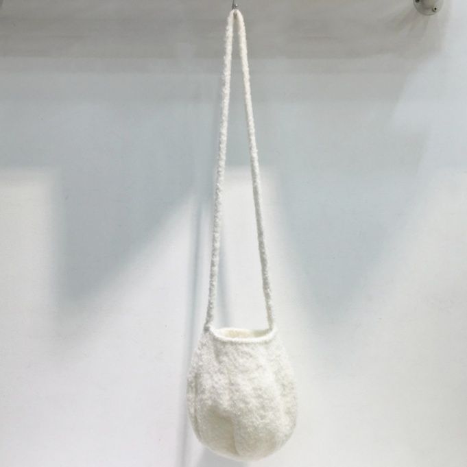 ポシェット ふわふわもこもこ素材の巾着型ミニショルダーバッグ