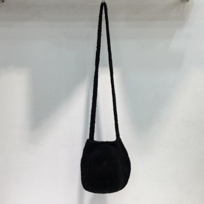 ポシェット ふわふわもこもこ素材の巾着型ミニショルダーバッグ