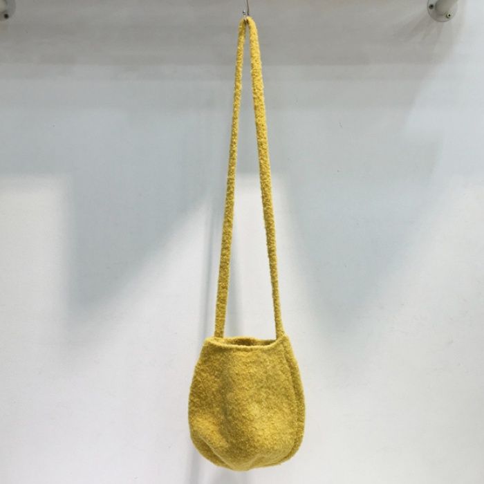 ポシェット ふわふわもこもこ素材の巾着型ミニショルダーバッグ