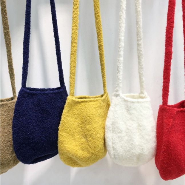 ポシェット ふわふわもこもこ素材の巾着型ミニショルダーバッグ