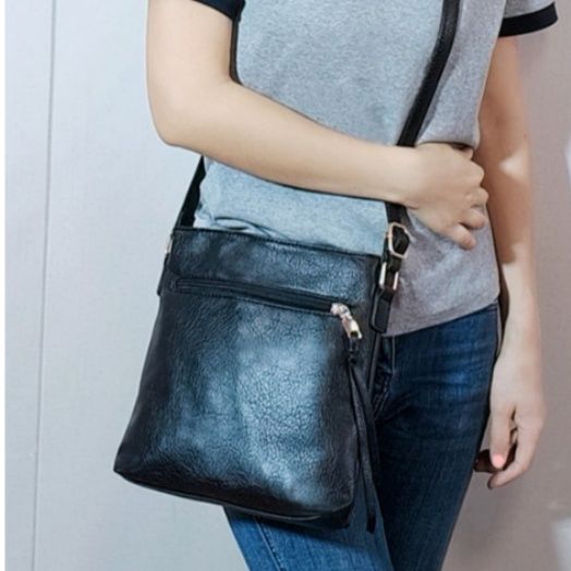 ポシェット 上質素材のスクエア型ショルダーポシェット