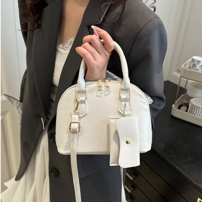 ポシェット きれいめ上品なシェル型ミニハンドポシェット