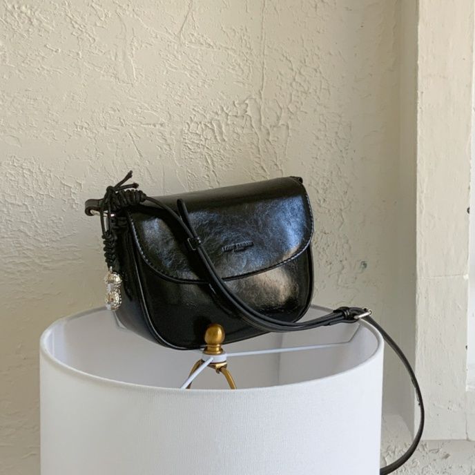 ポシェット レディース上品な艶感が魅力のコンパクトショルダーポシェット