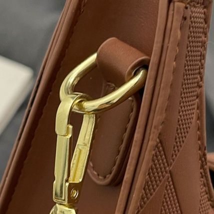 ポシェットレディース 金具付き幾何学キルティング柄