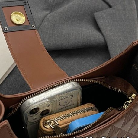 ポシェットレディース 金具付き幾何学キルティング柄