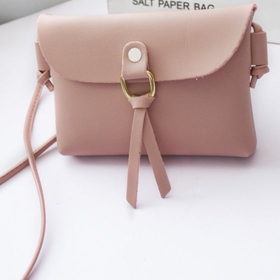 ポシェット 金具リング付き曲線フラップ大きめポシェット