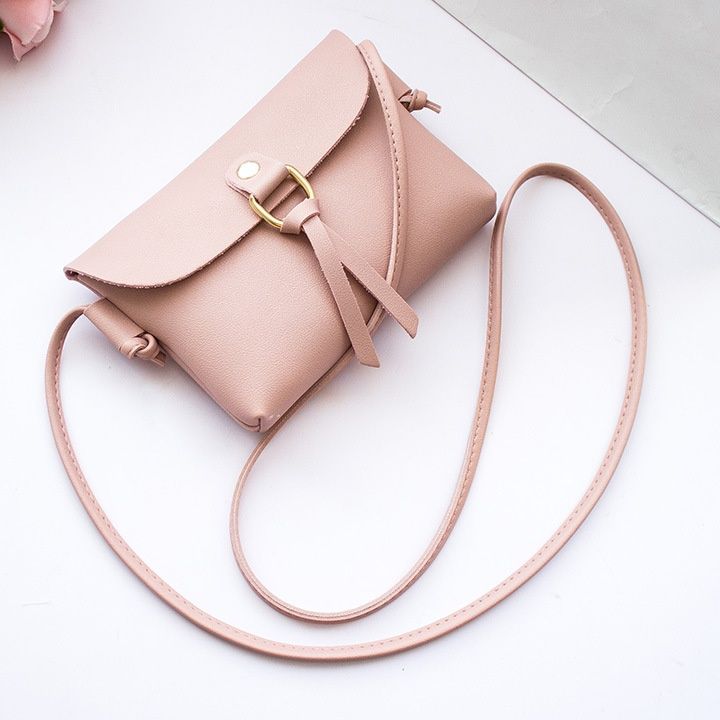 ポシェット 金具リング付き曲線フラップ大きめポシェット