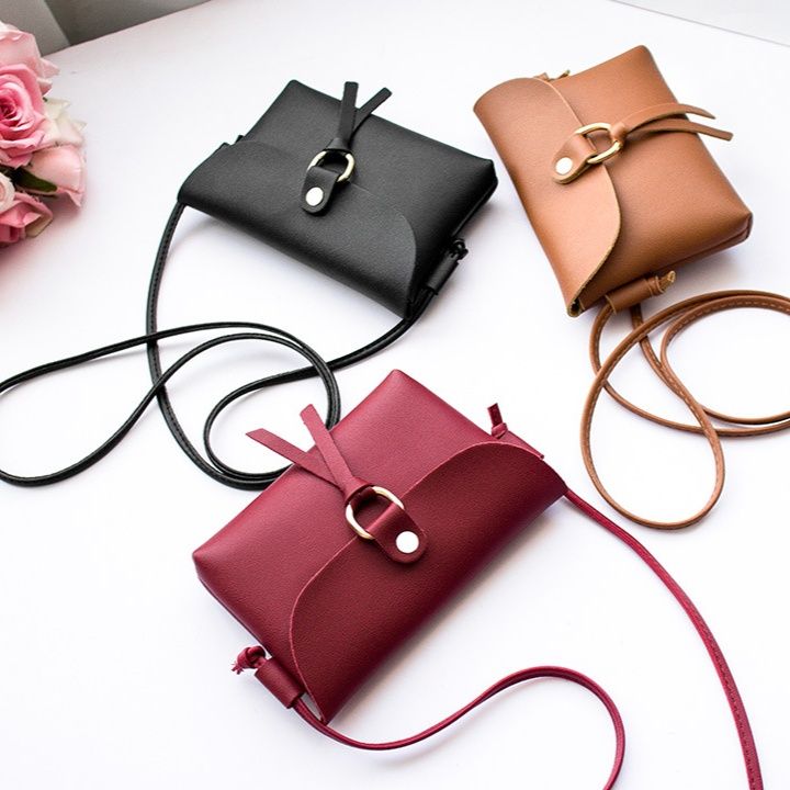 ポシェット 金具リング付き曲線フラップ大きめポシェット