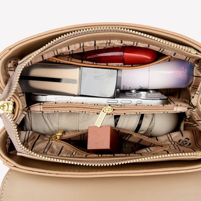 ポシェット 金具がアクセントの上質レザー切替大きめポシェット