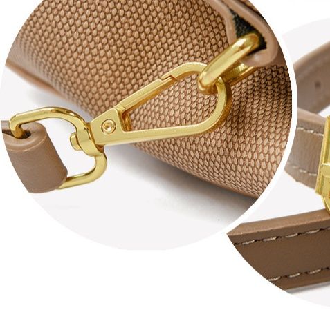 ポシェット 金具がアクセントの上質レザー切替大きめポシェット