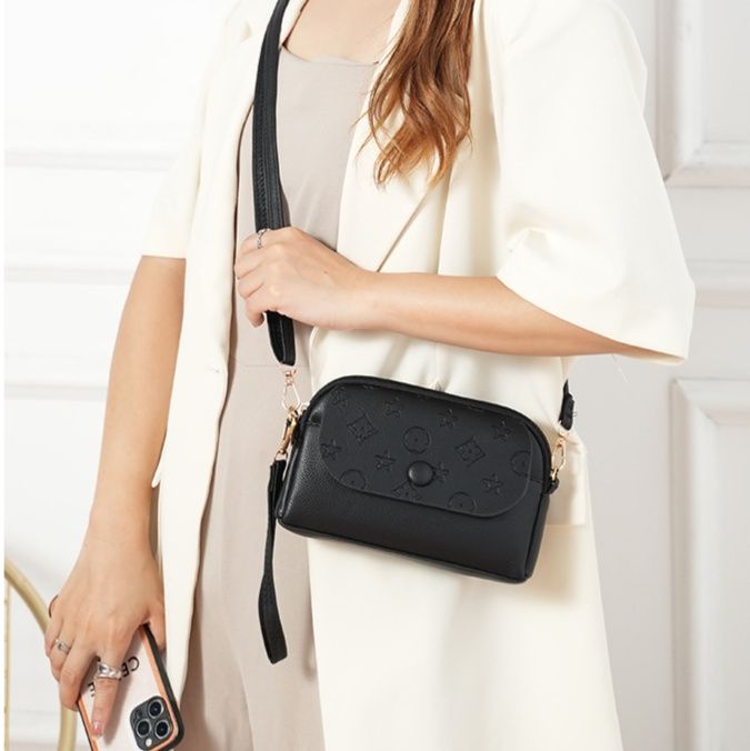 ポシェット 月と星の型押しデザイン大容量大きめショルダーポシェット