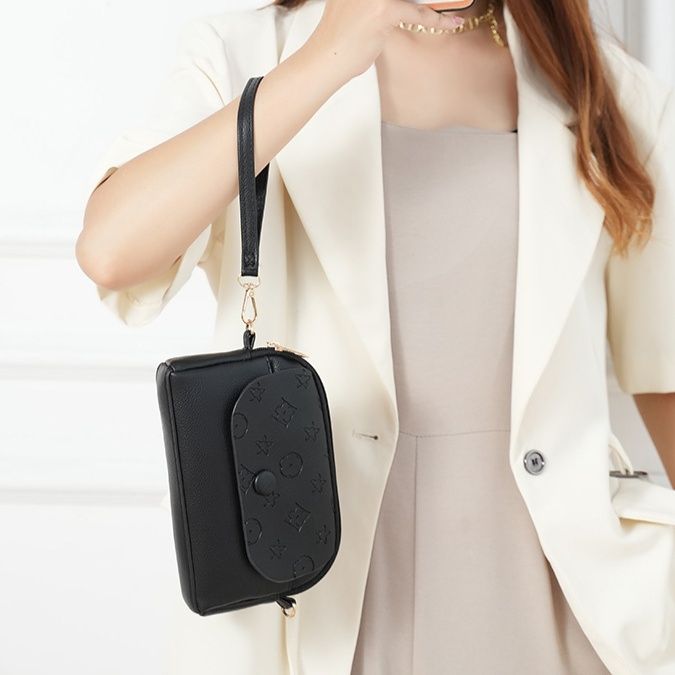 ポシェット 月と星の型押しデザイン大容量大きめショルダーポシェット