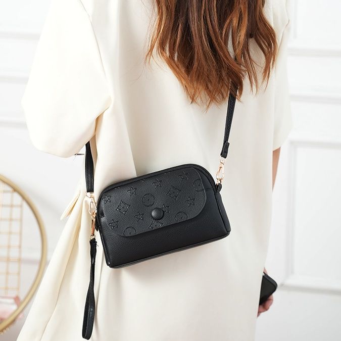 ポシェット 月と星の型押しデザイン大容量大きめショルダーポシェット