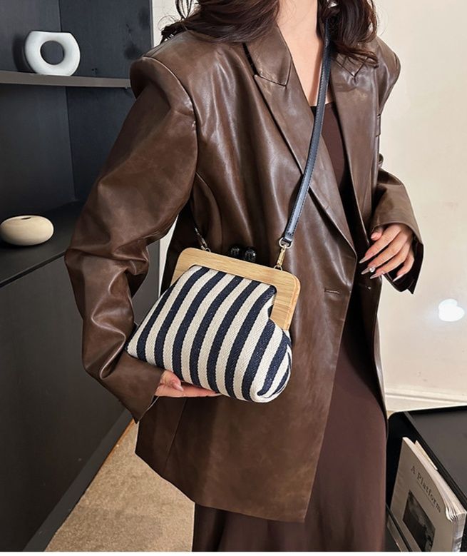 ポシェット 木製がま口ストライプ柄ショルダーポシェット