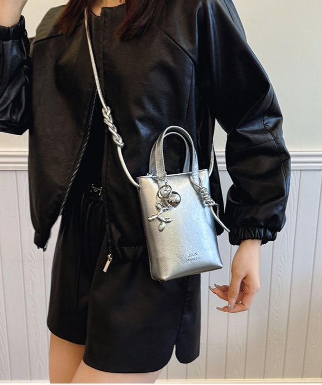 ポシェット 猫モチーフチャーム付き縦型ミニポシェット