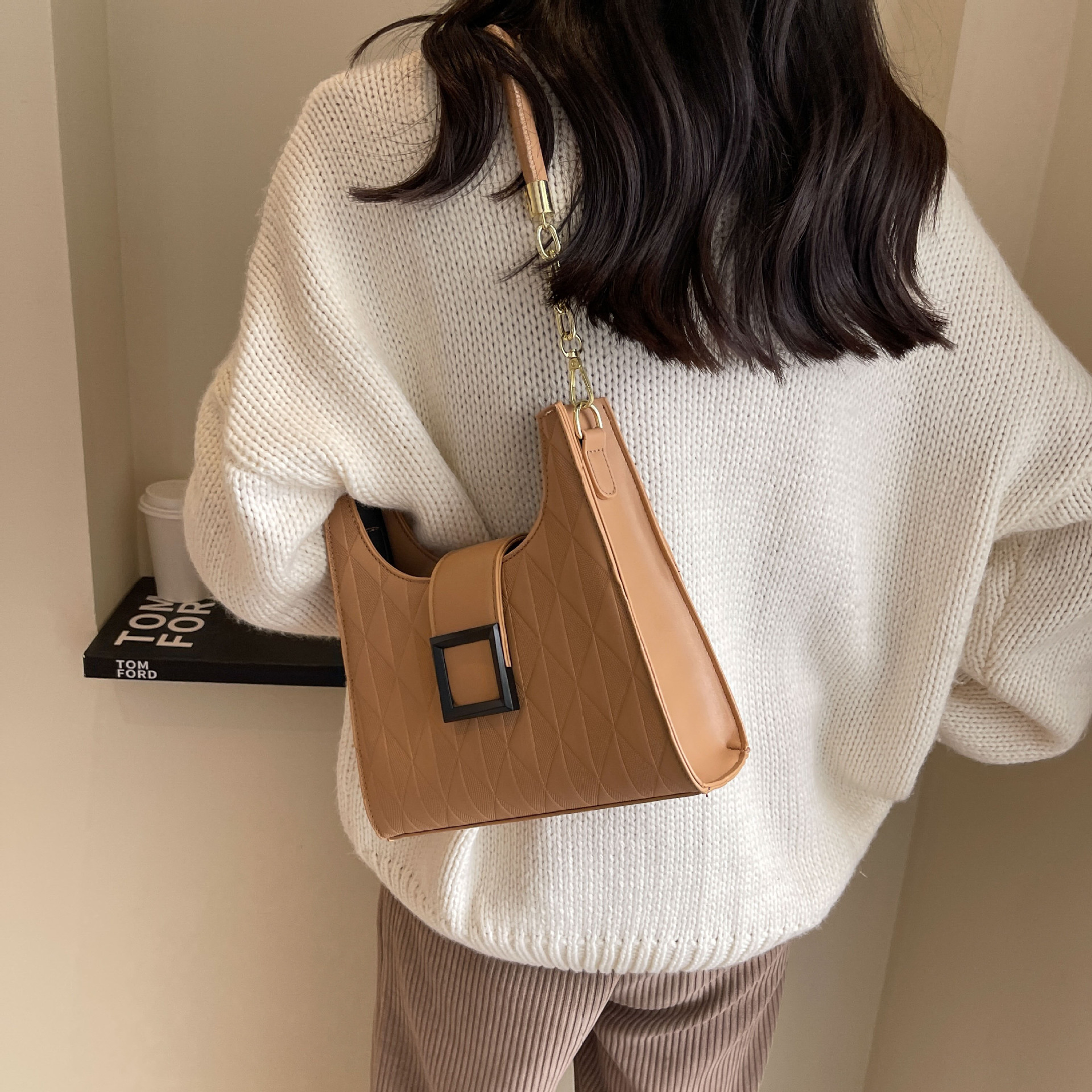 ポシェットレディース 金具付き幾何学キルティング柄