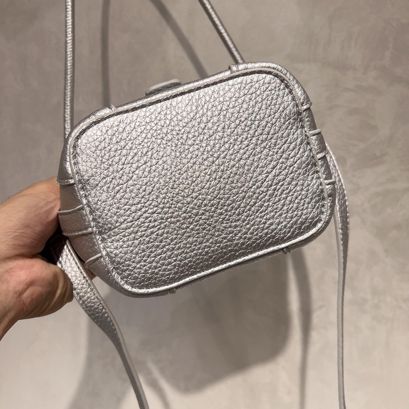 ポシェット 上品な型押しレザー小さめショルダーバッグ