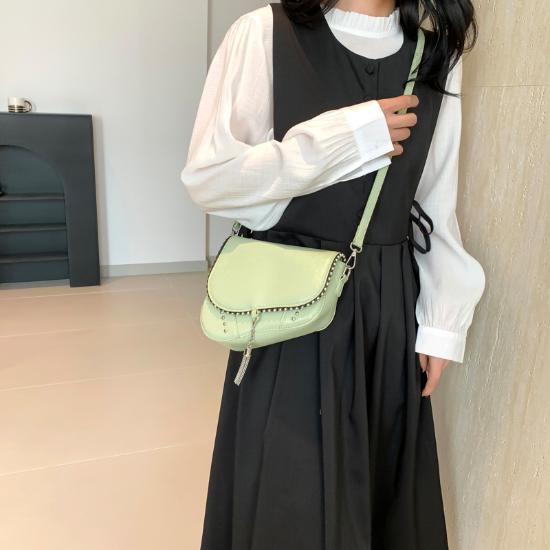 ポシェットレディース スタッズ装飾タッセル付き半円型