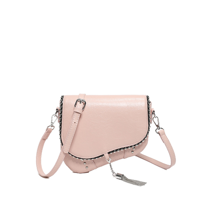 ポシェットレディース スタッズ装飾タッセル付き半円型