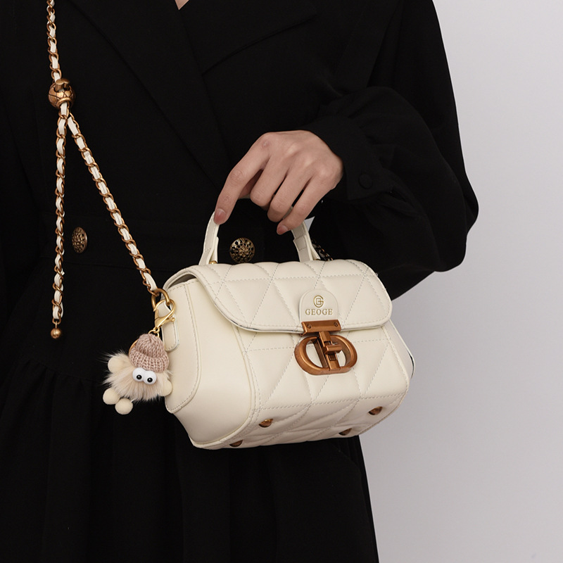 ポシェットレディース 金具付きキルティングレザー風