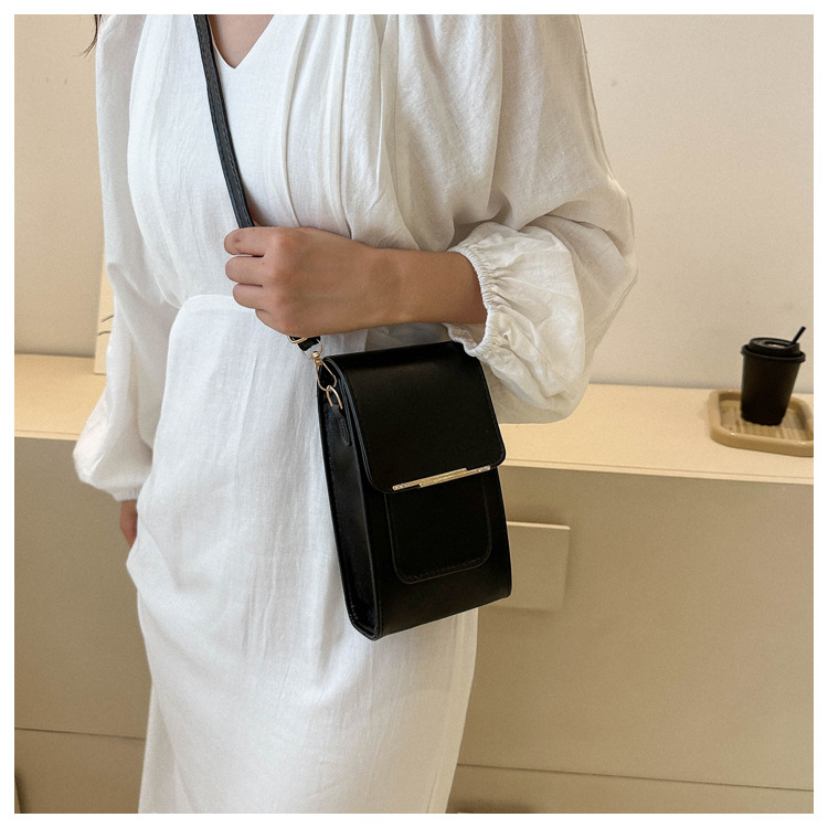 きれいめ小さめポシェット 斜め掛け軽量レザー調ミニ鞄