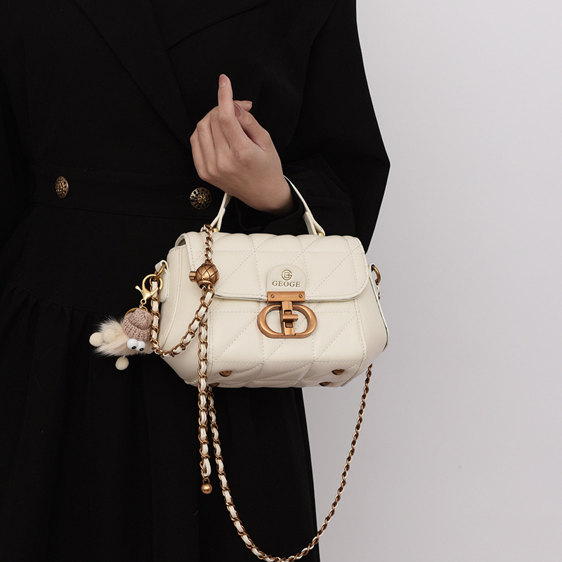 ポシェットレディース 金具付きキルティングレザー風