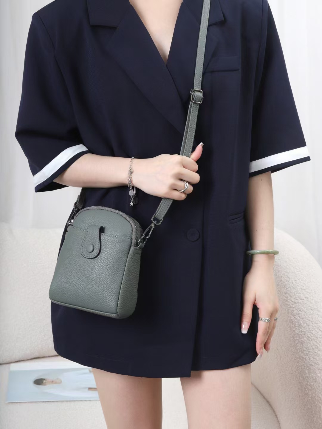 ポシェット 上質合成皮革小型縦型ショルダーポシェット