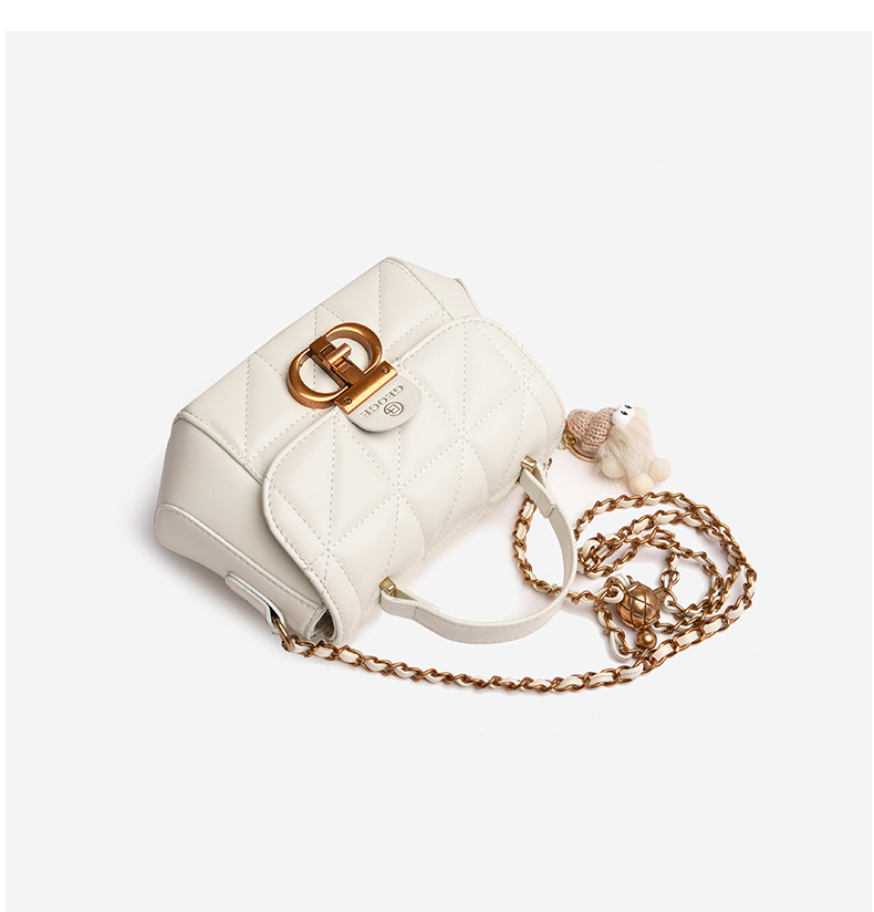 ポシェットレディース 金具付きキルティングレザー風