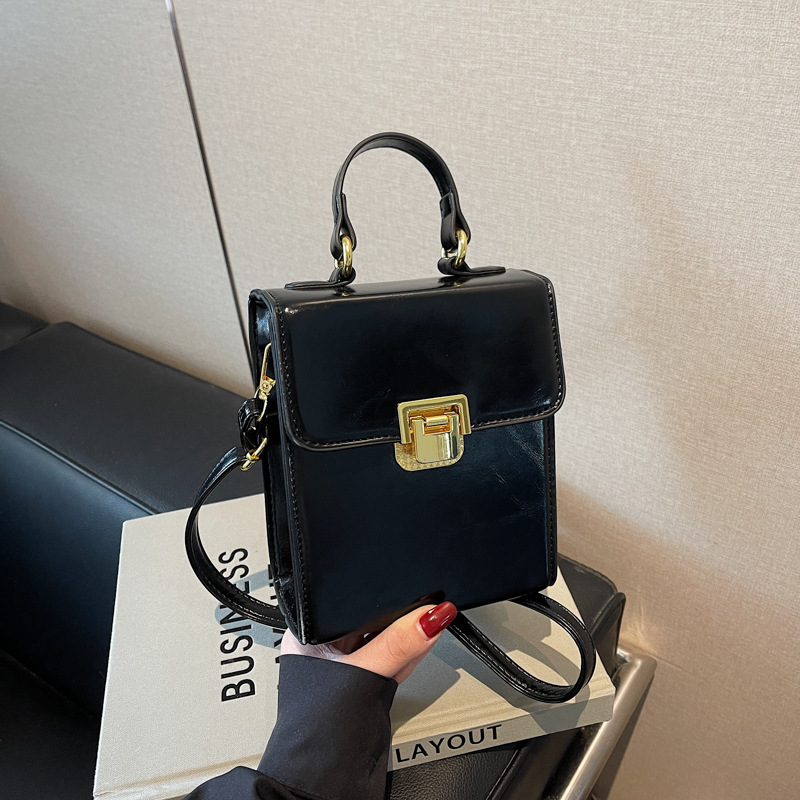 ポシェット　レトロ金具付きスクエアポシェット