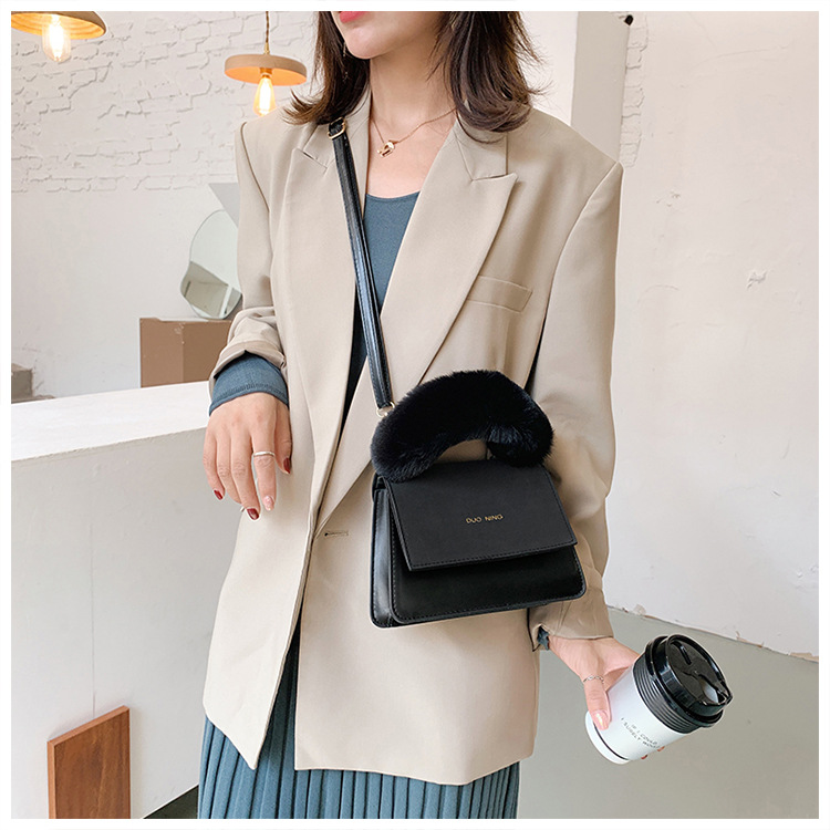 きれいめファー付きミニショルダーポシェット