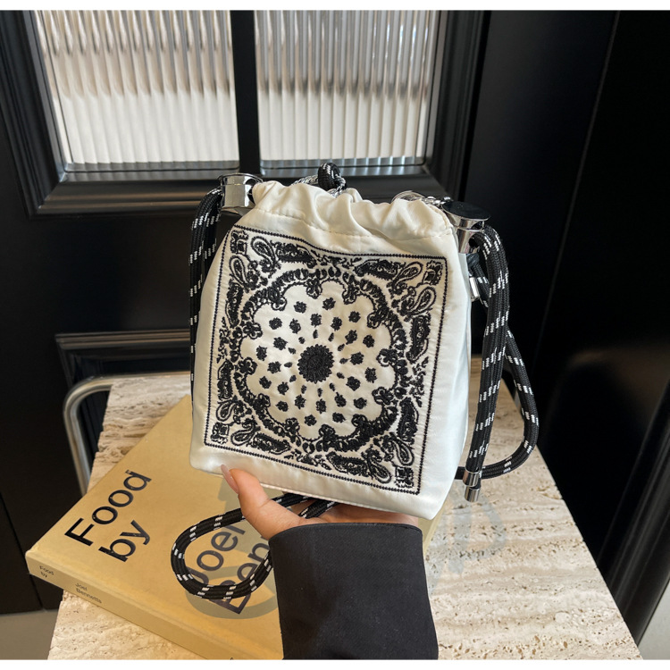 ポシェット　刺繍入りシェット