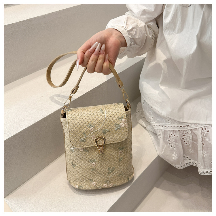 きれいめレース刺繍ミニポシェット かご風編み込み