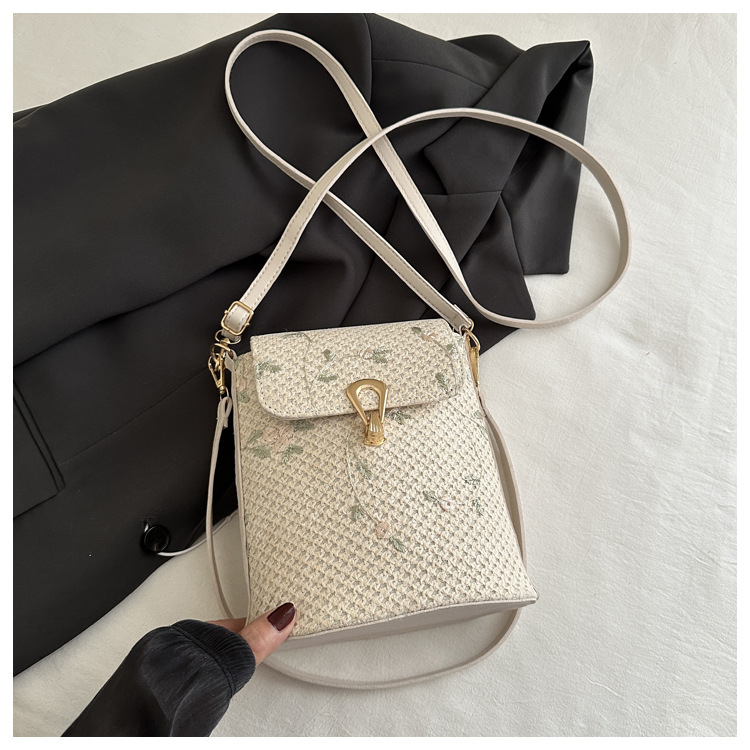 きれいめレース刺繍ミニポシェット かご風編み込み