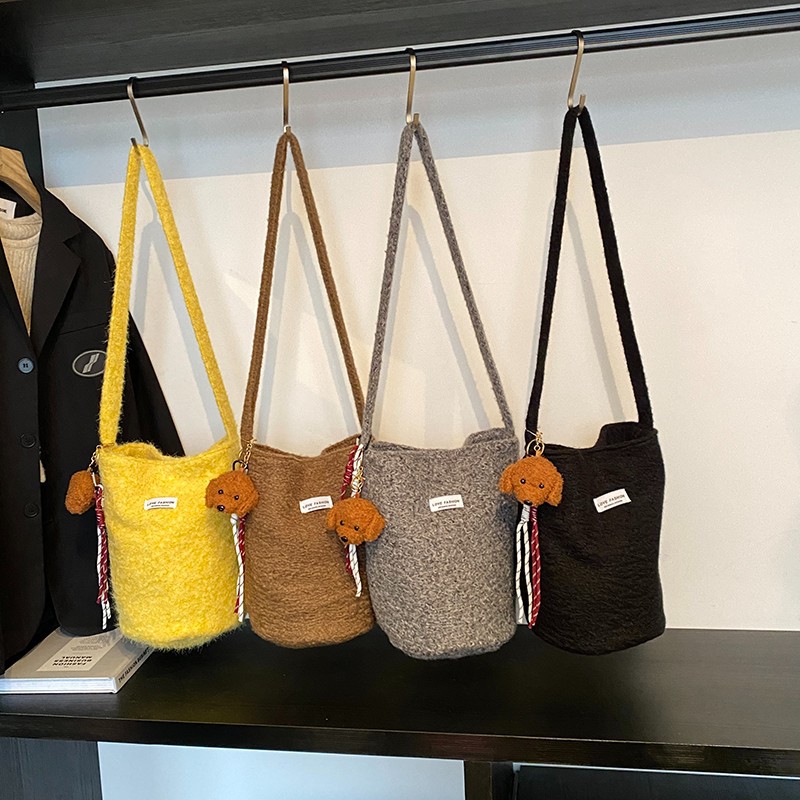 ポシェット ふわふわボア素材バケット型ポシェット