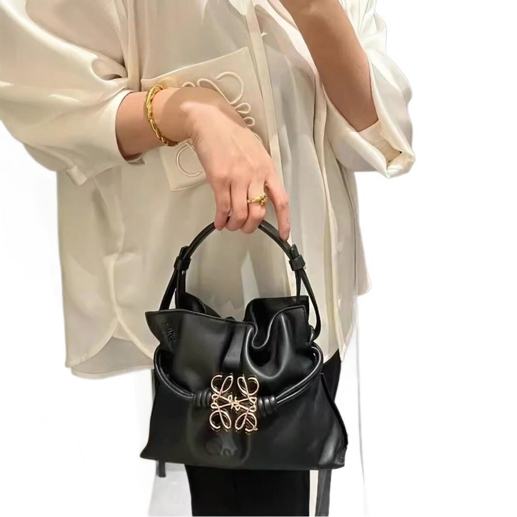 ポシェット 金具装飾付き巾着型ソフトレザーポシェット