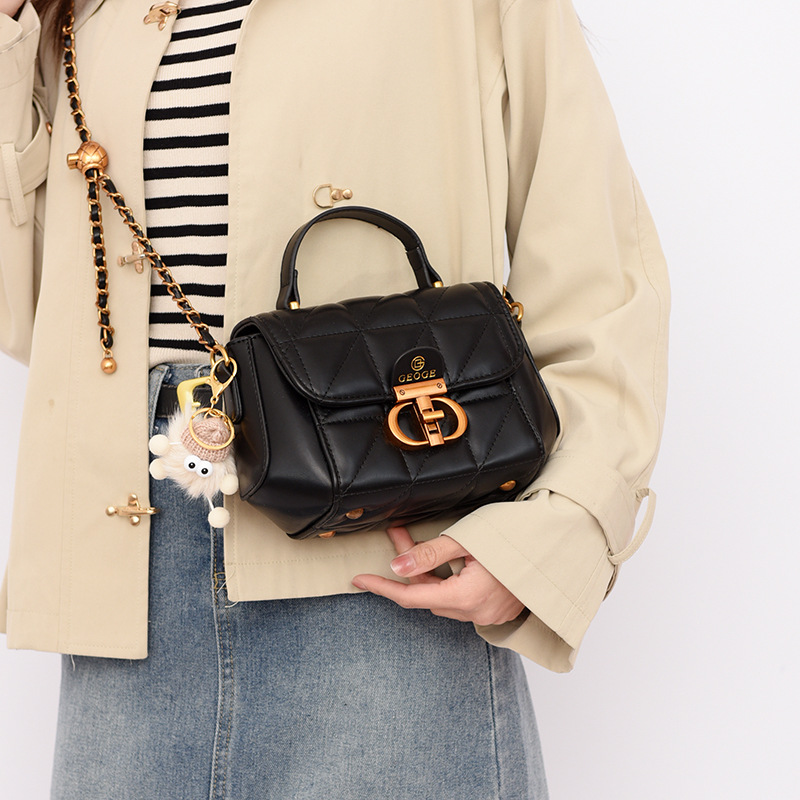 ポシェットレディース 金具付きキルティングレザー風