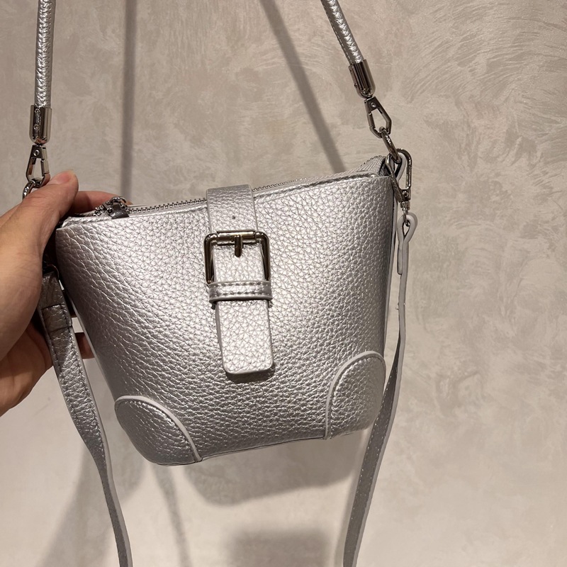 ポシェット 上品な型押しレザー小さめショルダーバッグ