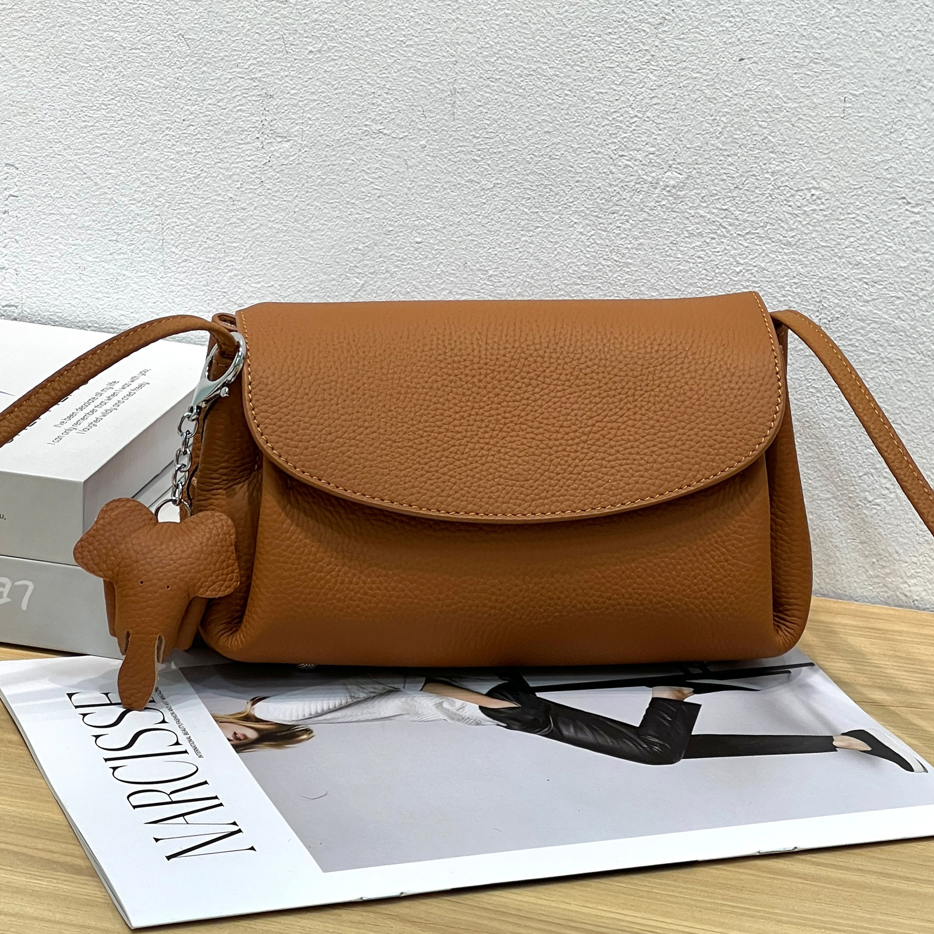 ポシェット 型押しレザー動物チャーム付き曲線大きめフラップポシェット