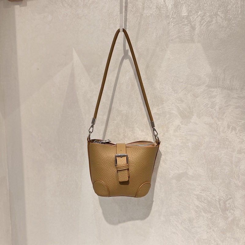 ポシェット 上品な型押しレザー小さめショルダーバッグ