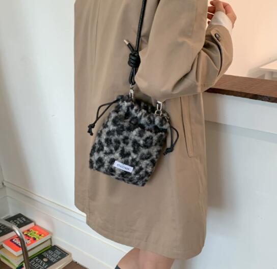 きれいめヒョウ柄起毛ポシェット斜め掛けショルダーバッグ