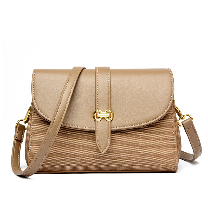 ポシェット 金具がアクセントの上質レザー切替大きめポシェット