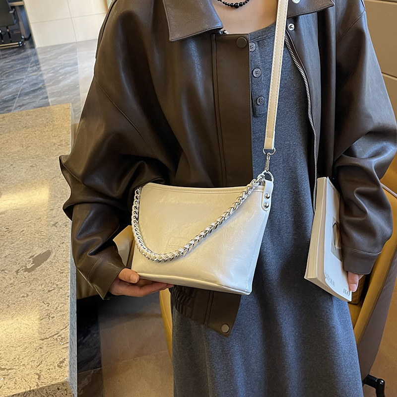 ポシェット チェーン付きレザー調斜めがけポシェット