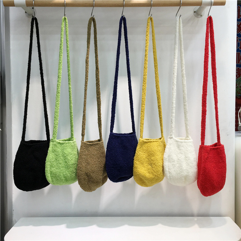 ポシェット ふわふわもこもこ素材の巾着型ミニショルダーバッグ