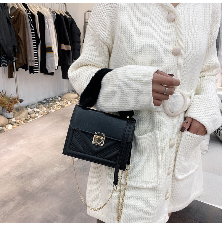 きれいめファーハンドル小さめポシェット鞄金属チェーン付き