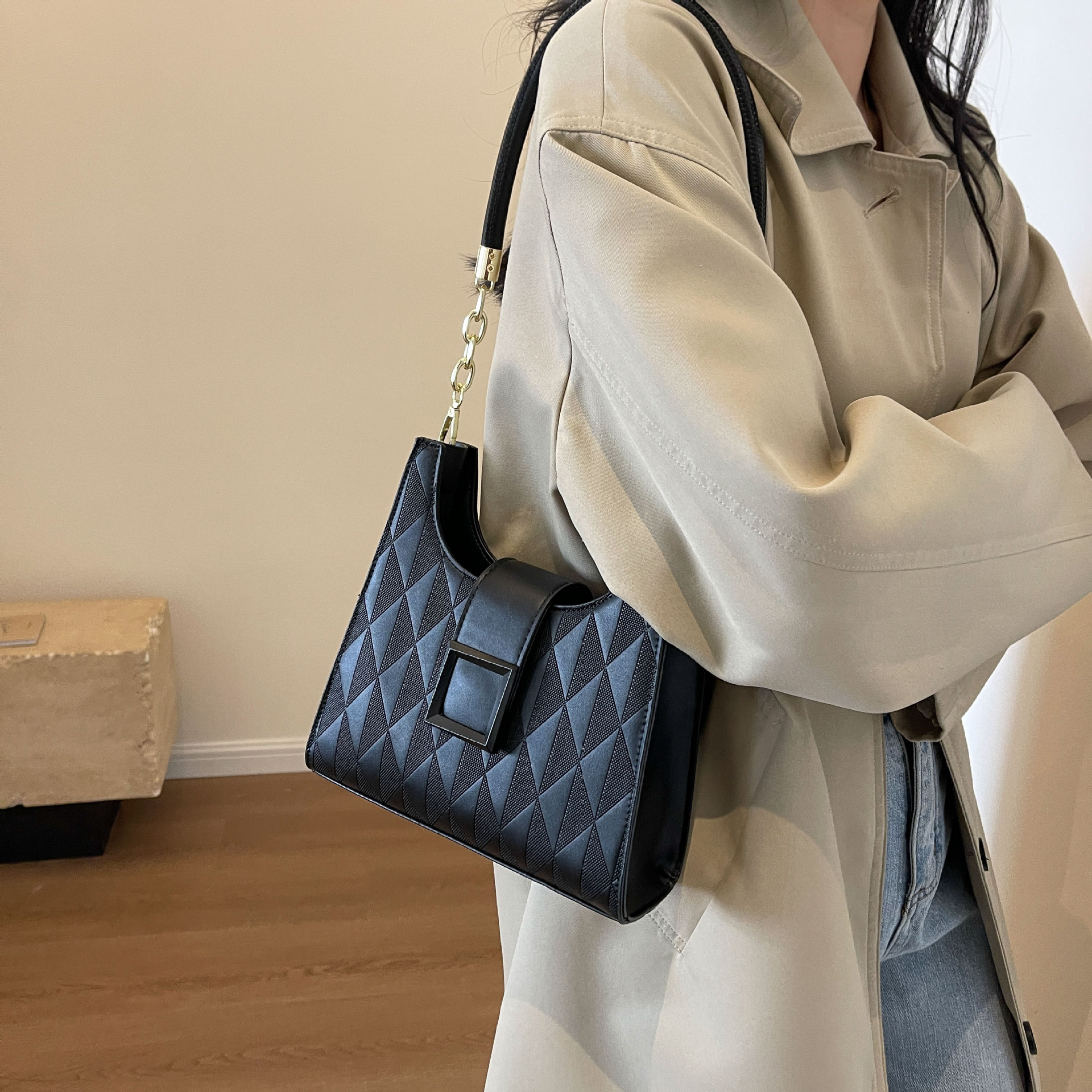 ポシェットレディース 金具付き幾何学キルティング柄